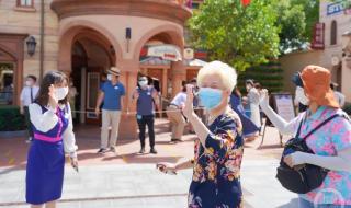 玲娜贝儿被游客拍头 玲娜贝儿被游客拍头